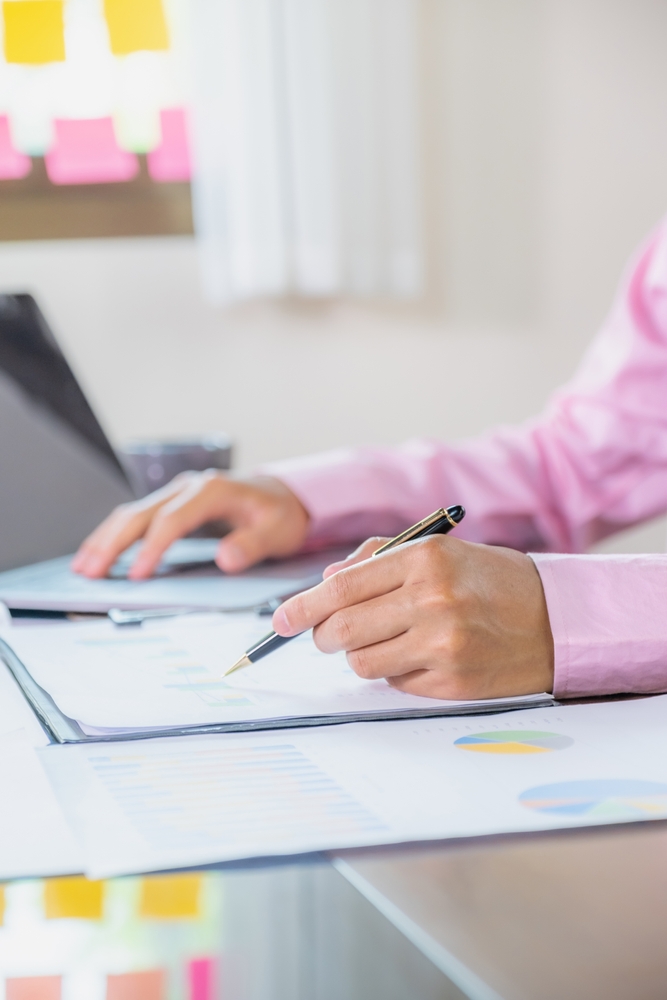 businessmen,bookkeeper,hand,holding,pen,doing,account,for,paying,tax